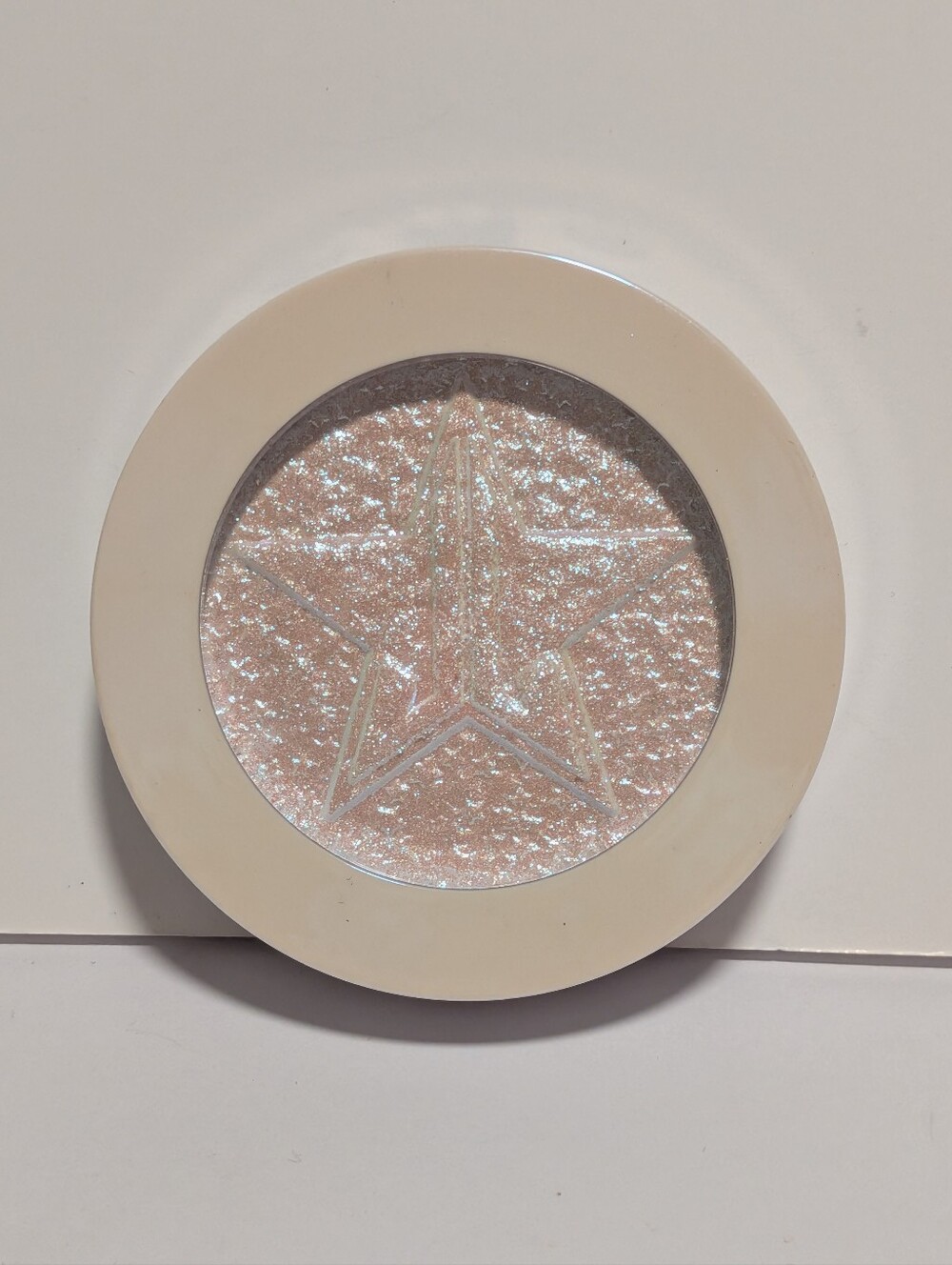 Jeffree Star Cosmetics Extreme Frost Highlighting Powder in the shade "Gag Me".